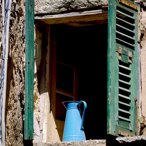 Fenêtre ouverte sur une cruche bleue et volets verts sur mur de pierres - France  - collection de photos clin d'oeil, catégorie rues